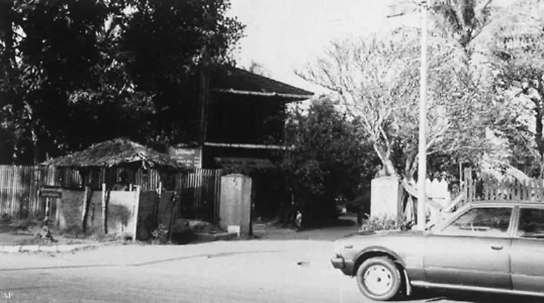 Ihre-Soehne-nahmen-den-Preis-in-ihrem-Namen-an-da-sie-befuerchtete-dass-ihr-die-Wiedereinreise-nach-Birma-verweigert-wuerde-falls-sie-selbst-zur-Preisverleihung-reiste-Suu-Kyi-steht-seit-Jahren-unter-Hausarrest