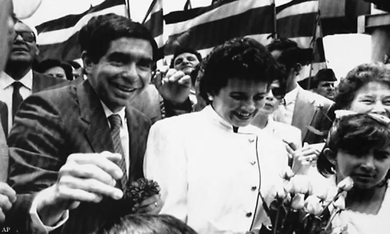1987-Oscar-Arias-im-Bild-mit-seiner-Frau-Margarita-Penon-Praesident-von-Costa-Rica-fuer-die-Ausarbeitung-eines-Plans-zur-Ueberwindung-der-Guerillakriege-in-Mittelamerika
