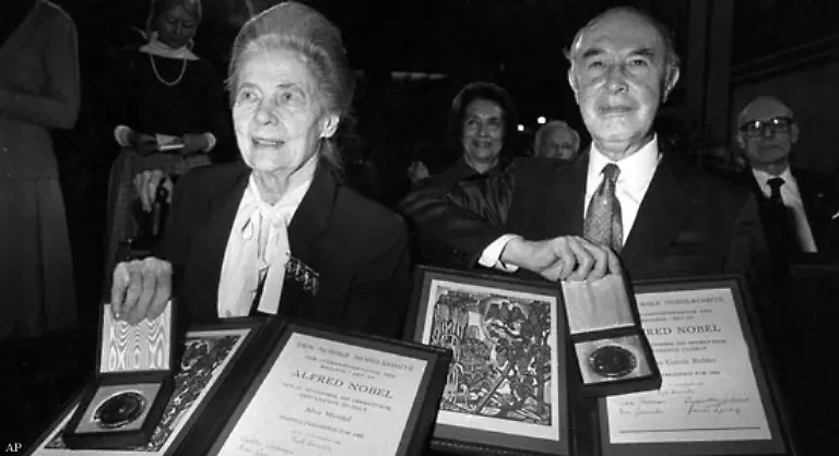 1982-Alva-Myrdal-aus-Schweden-zusammen-mit-Alfonso-Garcia-Robles-aus-Mexiko-fuer-ihre-Bemuehungen-um-weltweite-Abruestung