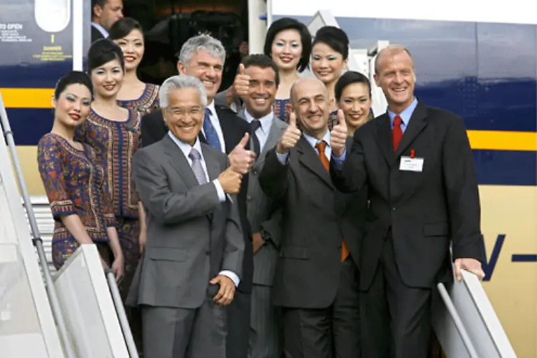 Die-Freude-ist-gross-vor-allem-bei-Singapore-Airlines-Chef-Chew-Choon-Seng-links-vorne-und-Airbus-Chef-Tom-Enders-rechts-vorne