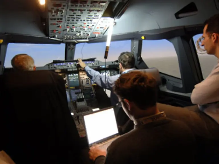 Die-Crew-hatte-ein-hartes-Arbeitspensum-zu-absolvieren-hier-im-Simulator-Nicht-zuletzt-die-Groesse-des-Airbus-A380-fuehrte-dazu-dass-erstmals-bei-einem-Erstflug-vier-Versuchsingenieure-an-Bord-waren