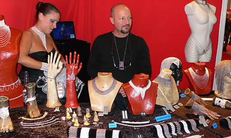 gab-es-etwa-auch-erlesenen-Schmuck-fuer-Hals-und-Hand