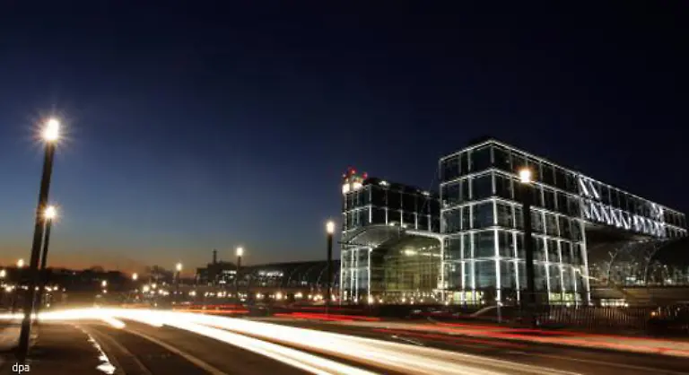 Der-Berliner-Hauptbahnhof-ist-der-Bahnhof-des-Jahres-2007-Er-hat-sich-knapp-vor-zehn-weiteren-Konkurrenten-durchsetzen-koennen-obwohl