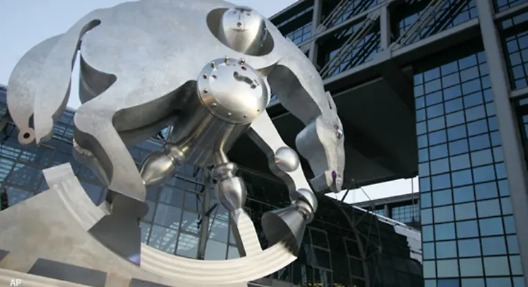 Architektur-und-kunstinteressierte-Besucher-der-Hauptstadt-waren-entsetzt-als-Bahnchef-Mehdorn-ankuendigte-die-Skulptur-Rolling-Horse-von-Juergen-Goertz-auf-dem-Vorplatz-des-Gebaeudes-aufstellen-zu-wollen