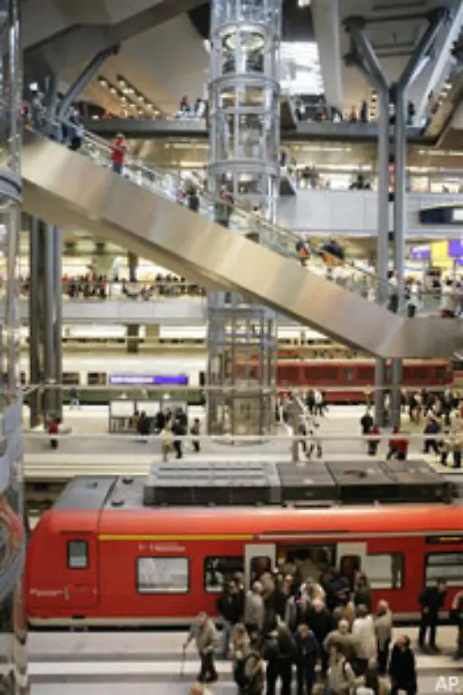 In-den-glaesernen-Panorama-Aufzuegen-ist-noch-immer-fast-alles-wie-am-Tag-der-Eroeffnung