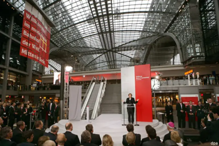 Neugierige-Touristen-leicht-verzagte-Rentner-und-ungeduldige-Berliner-geniessen-die-Aussicht-und-rauschen-in-den-runden-Kabinen-begeistert-auf-und-nieder