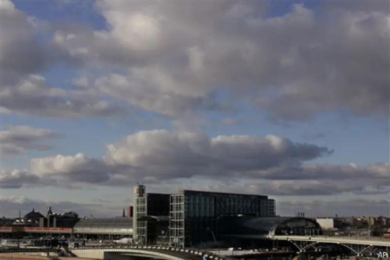 Der-maechtige-Bahnhof-etablierte-sich-neben-Brandenburger-Tor-und-Reichstag-als-Touristenmagnet-im-Regierungsviertel