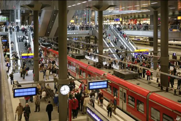 Trotz-Pannen-wie-dem-Absturz-eines-Stahltraegers-im-Wintersturm-zaehlt-die-Bahn-deutlich-mehr-Fahrgaeste