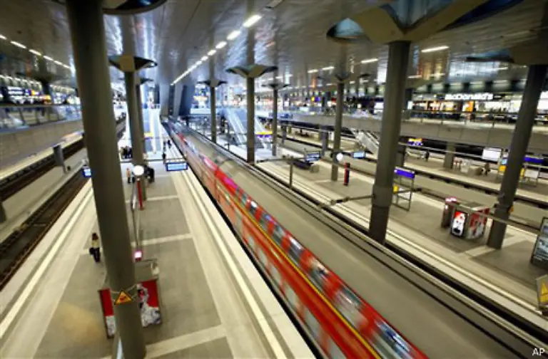 Rund-900-Menschen-arbeiten-im-Bahnhof-bei-der-Bahn-oder-in-einem-der-etwa-80-Geschaefte