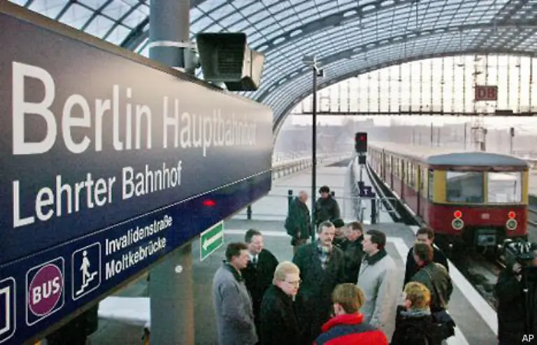 Das-Ergebnis-war-ein-Kompromiss-Die-S-Bahnsteige-tragen-den-Zusatz-Lehrter-Stadtbahnhof