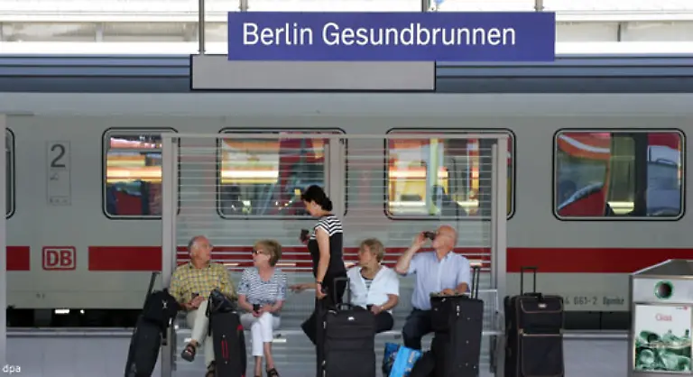 Der-Hauptbahnhof-ist-die-erste-Zentralstation-in-Berlins-langer-Eisenbahngeschichte-Andere-Bahnhoefe-an-denen-frueher-nur-S-Bahnen-hielten-wurden-durch-das-neue-Konzept-aufgewertet