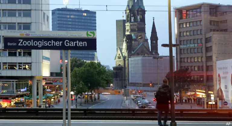 Dem-Bahnhof-Zoo-brachte-die-Eroeffnung-des-Hauptbahnhofs-dagegen-einen-dramatischen-Bedeutungsverlust-Der-kleine-Bahnhof-der-im-alten-Westberlin-praktisch-Hauptbahnhof-war-ist-nur-noch-von-regionaler-Bedeutung