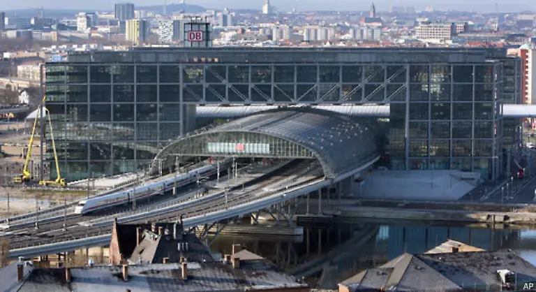 Die-im-Bahnhof-viergleisige-Ost-West-Strecke-verlaeuft-entlang-der-alten-Berliner-Stadtbahn-vom-Bahnhof-Charlottenburg-ueber-Zoo-Friedrichstrasse-und-Alex-zum-Ostbahnhof-der-zwischen-1987-und-1998-Hauptbahnhof-hiess