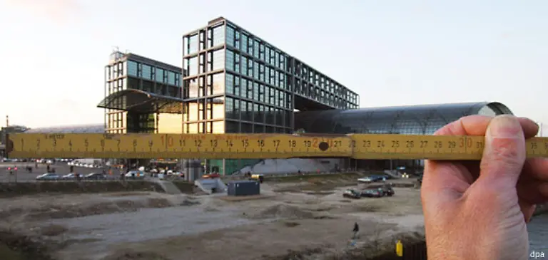 Beim-heiklen-Thema-einer-Verlaengerung-des-verkuerzt-gebauten-Bahnhofsglasdaches-das-bereits-Bundestagsausschuesse-beschaeftigte