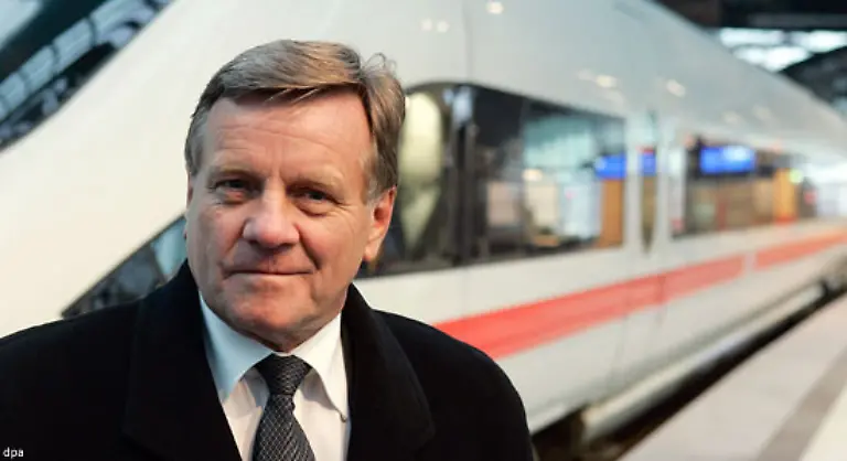 antwortet-Bahnchef-Hartmut-Mehdorn-persoenlich-und-fast-stoisch-Das-Dach-ist-lang-genug