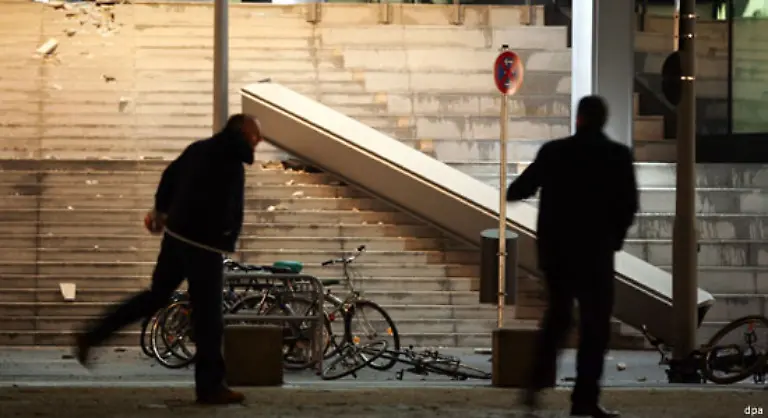 Nach-einem-Landgerichtsurteil-darf-von-Gerkan-nicht-laenger-von-einer-Mitschuld-der-Bahn-am-Traegerabsturz-sprechen-Zuvor-hatte-der-Architekt-behauptet-die-Bahn-habe-an-der-Stahlfassade-des-Bahnhofs-auf-Sicherungen-verzichtet-die-er-eingeplant-hatte