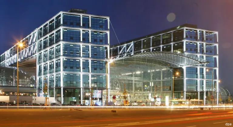 Im-Hauptbahnhof-schweben-die-glaesernen-Panoramalifte-auch-am-spaeten-Abend-noch-in-Hoehen-und-Tiefen-Berlin-ist-in-ein-Lichtermeer-getaucht-Der-Bahnhof-leuchtet-darin-wie-ein-riesiger-Wuerfel