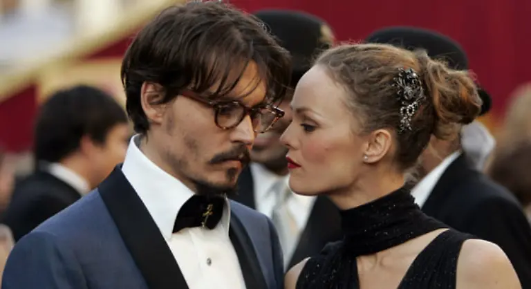 Die-Familie-lebt-in-Suedfrankreich-der-Heimat-von-Vanessa-Paradis-Depp-fuehlt-sich-hier-mit-seinen-Kindern-sicherer