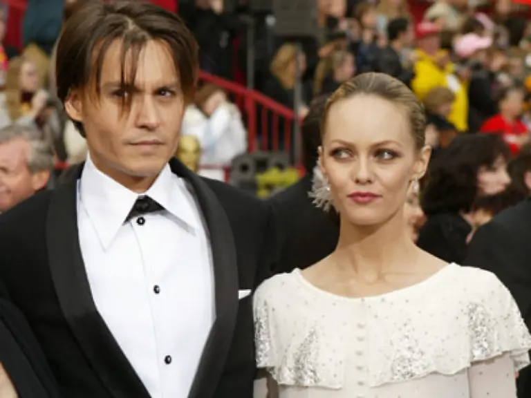 Der-zeigt-auch-musikalisches-Talent-Nach-Zusammenarbeiten-mit-Serge-Gainsbourg-und-Kravitz-Be-my-Baby-steuerten-sie-und-Depp-ab-2000-Texte-fuer-ihre-Musik-auf-dem-Album-Bliss-bei