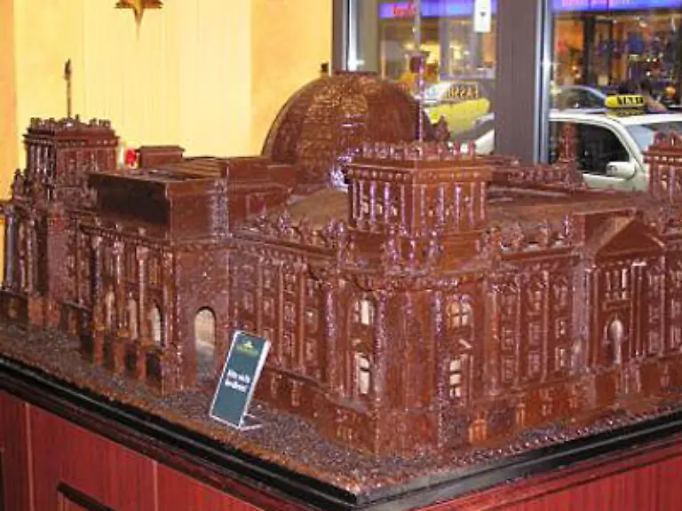 Dieser-Reichstag-aus-Schokolade-passt-in-keine-Pralinenschachtel