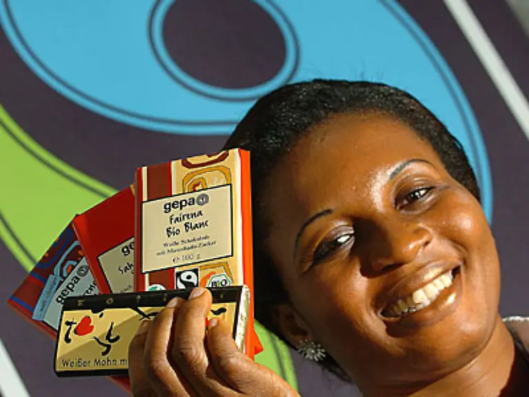 Naschen-ohne-schlechtes-Gewissen-Mittlerweile-achten-immer-mehr-Kunden-auf-faire-Preise-fuer-die-Kakaobauern-Bis-heute-sind-die-Arbeitsbedingungen-beim-Kakaoanbau-und-der-Ernte-schlecht-Kinderarbeit-ist-weit-verbreitet