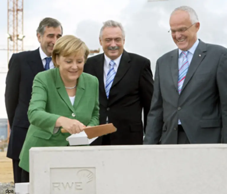 Bundeskanzlerin-Angela-Merkel-legte-am-23-August-2006-am-Ungluecksort-den-Grundstein