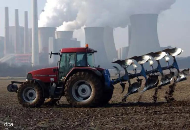 Manchmal-dient-das-Neurather-Landschaftsbild-sogar-als-Symbol-fuer-den-Gegensatz-oder-die-Koexistenz-von-Agrar-und-Strom-Industrie