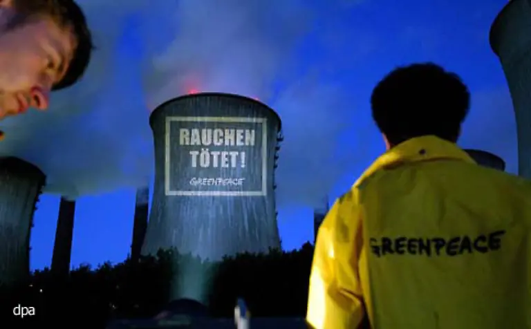 Auch-fuer-Greenpeace-ist-Neurath-gelegentlich-willkommenes-Buehnenbild