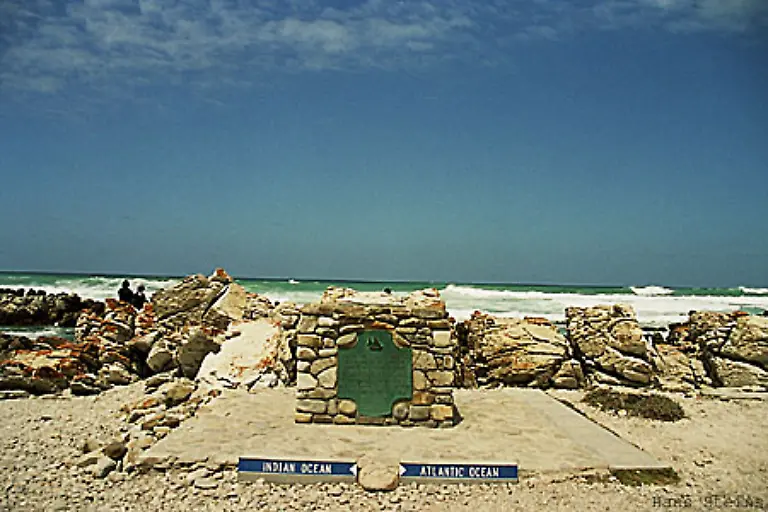 Kap-Agulhas-ist-der-suedlichste-Punkt-Afrikas-und-bedeutet-soviel-wie-Kap-der-Nadeln-Vermutlich-haben-portugiesische-Seeleute-diesen-Namen-wegen-der-gefaehrlichen-Riffe-gewaehlt-Hier-fliessen-der-Atlantik-und-der-Indische-Ozean-ineinander