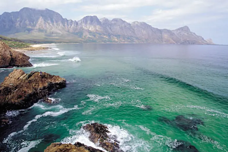 In-der-False-Bay-lassen-sich-Robben-und-Seehunde-beobachten-hin-und-wieder-taucht-auch-ein-weisser-Hai-auf-Segeln-und-Angeln-sind-hier-beliebte-Sportarten