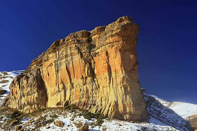 Der-Golden-Gate-Highlands-National-Park-traegt-seinen-Namen-wegen-der-Sandsteinfelsen-die-in-der-Abendsonne-golden-leuchten-Hier-sind-auch-Felsmalereien-der-San-zu-finden-In-Suedafrika-gibt-es-gleich-mehrere-grosse-und-wichtige-Nationalparks