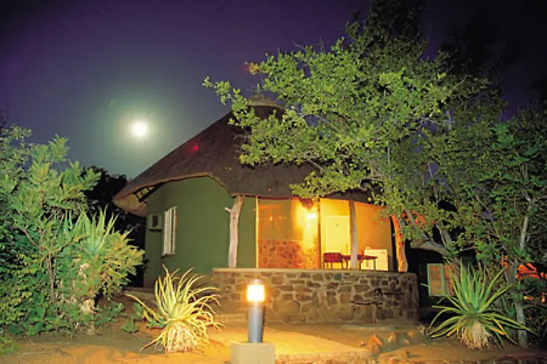 Der-Kruger-Nationalpark-war-bei-seiner-Gruendung-1898-das-erste-Wildschutzgebiet-in-Afrika-und-ist-bis-heute-das-groesste-von-Suedafrika-Man-sollte-sich-dafuer-gleich-mehrere-Tage-Zeit-nehmen-und-in-einem-der-Camps-uebernachten