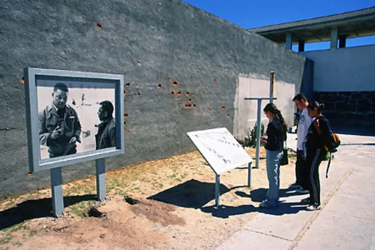 Unweit-von-Kapstadt-liegt-Robben-Island-Die-Insel-diente-lange-als-Gefaengnis-Nelson-Mandela-war-hier-fast-20-Jahre-lang-inhaftiert-Heute-gehoert-Robben-Island-zum-Weltkulturerbe-In-einem-Museum-kann-man-sich-ueber-die-Geschichte-des-Ortes-informieren