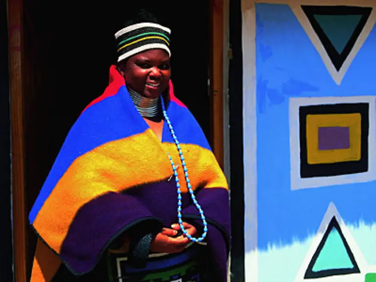 Nordoestlich-von-Pretoria-leben-viele-Ndebele-Die-Farbenpracht-ihrer-Haeuser-und-Kleidung-kann-man-im-Museumsdorf-Botshabelo-bewundern