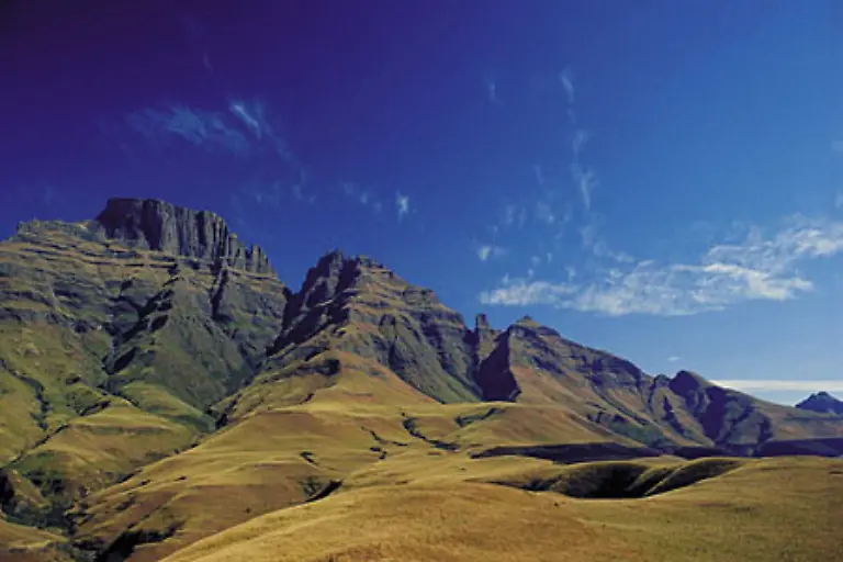 In-der-Naehe-liegen-die-Drakensberge-Sie-werden-von-den-Zulu-auch-als-Wand-der-aufgestelten-Speere-bezeichnet-Die-bis-zu-3400-Meter-hohen-Berge-gehoeren-zum-Weltkulturerbe