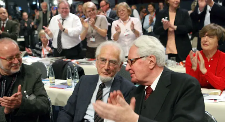 Parteitage-waren-frueher-ein-sehr-strenges-Ereignis-Alle-sassen-brav-in-ihren-Reihen-Das-Fernsehen-spielte-keine-Rolle-und-der-Begriff-Public-Relations-war-unbekannt