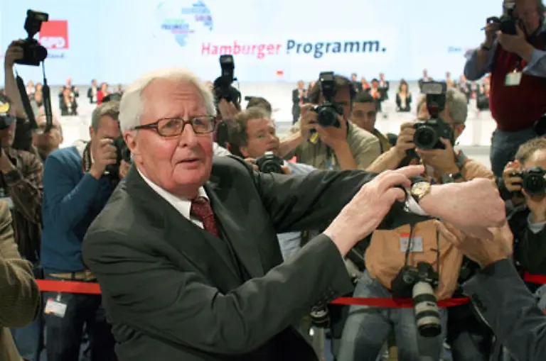 Dieser-Parteitag-wird-ein-guter-Parteitag-werden-Jetzt-haben-wir-ja-nur-noch-drei-Stunden-Der-fruehere-SPD-Chef-Hans-Jochen-Vogel-81-am-letzten-Tag-des-dreitaegigen-SPD-Bundesparteitags-in-Hamburg