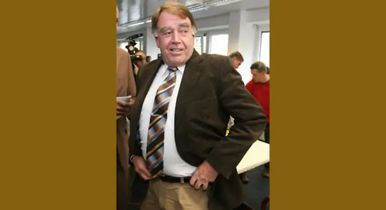 Viele-meinen-dass-er-einen-grossen-Abgang-sucht-und-deshalb-besonders-auf-stur-schaltet-Man-koennte-aber-auch-meinen-er-demontiert-sich-selbst-unabsichtlich-ohne-es-zu-merken