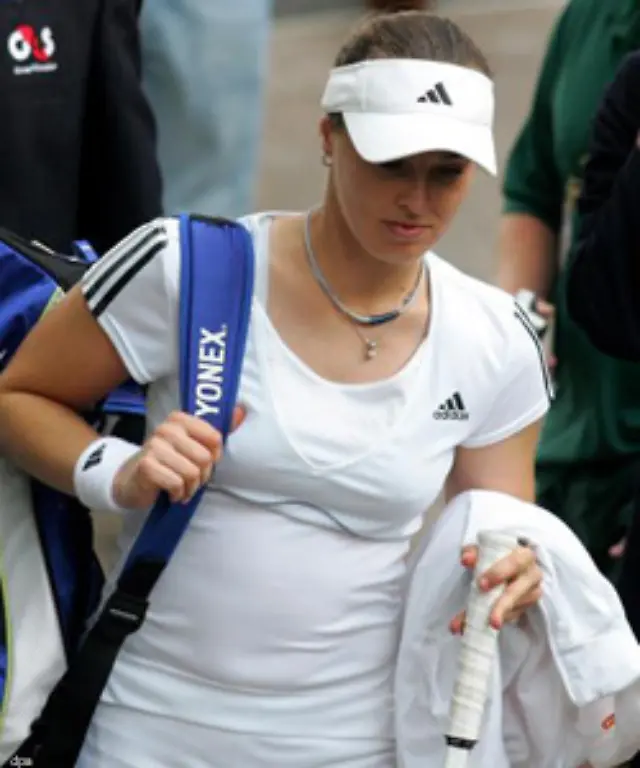 kurz-nachdem-sie-erklaert-hatte-dass-sie-waehrend-des-Turniers-in-Wimbledon-positiv-auf-Kokain-getestet-worden-war