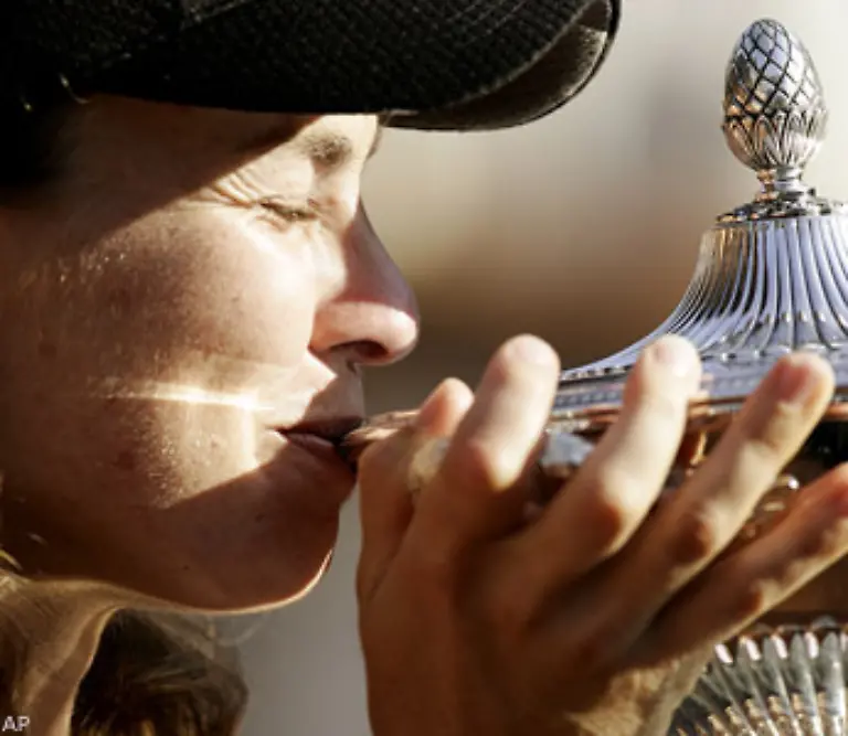 Siegen-diversen-Verletzungs-oder-Ruhepausen-und-einem-zwischenzeitlichen-Comeback-beendet-Hingis-nach-insgesamt-14-Jahren-ihre-Karriere-auf-der-Profi-Tour