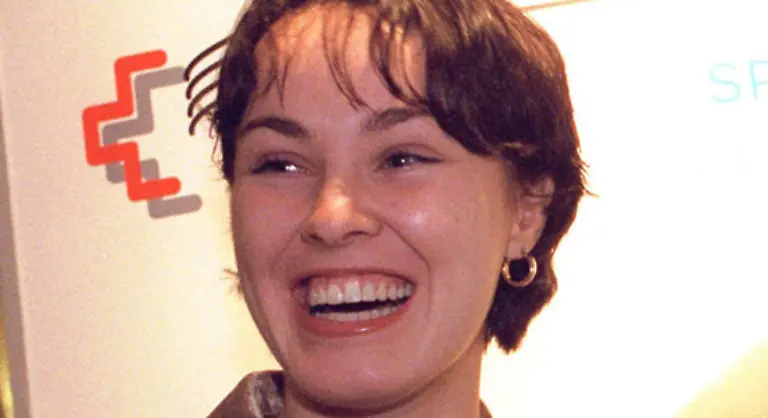 1993-erringt-sie-den-Juniorinnen-Titel-bei-den-French-Open-Mit-zwoelf-Jahren-ist-sie-damit-die-juengste-Spielerin-die-jemals-einen-Junioren-Grand-Slam-Titel-gewann