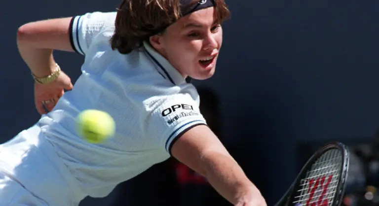 Der-Schritt-in-die-Profi-Liga-folgt-1994-Hingis-gibt-als-Nummer-387-der-Tennis-Weltrangliste-in-Zuerich-als-Dreizehnjaehrige-ihr-Debuet