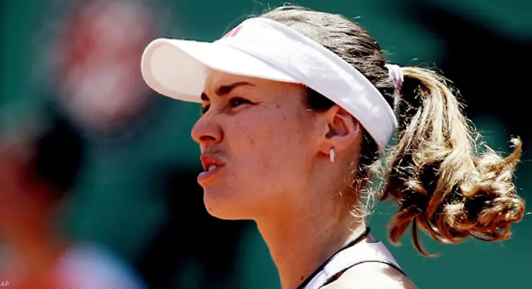 Es-folgt-ein-stetiger-Aufstieg-Immer-oefter-gelingt-es-der-jungen-Schweizerin-bei-Grand-Slam-Turnieren-die-ersten-Runden-zu-ueberstehen-und-auch-namhafte-Gegnerinnen-aus-dem-Feld-zu-raeumen