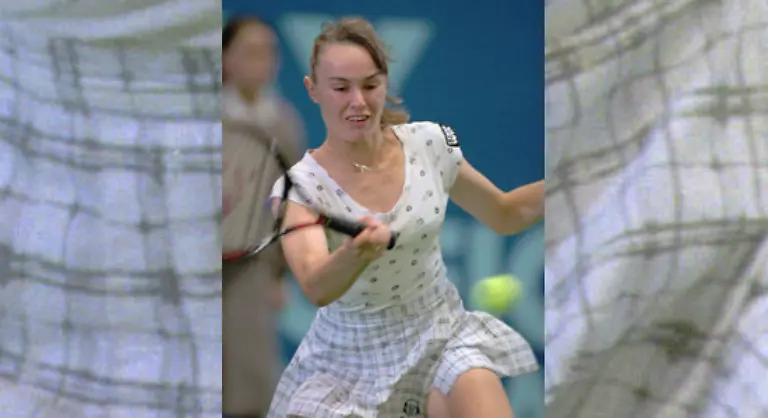 An-der-Seite-von-Helena-Sukov-gewinnt-sie-1996-die-Doppelkonkurrenz-in-Wimbledon-Mit-15-Jahren-und-9-Monaten-hat-sie-einen-weiteren-Rekord-als-Juengste-Gewinnerin-eines-Wimbledon-Titels-des-20-Jahrhunderts