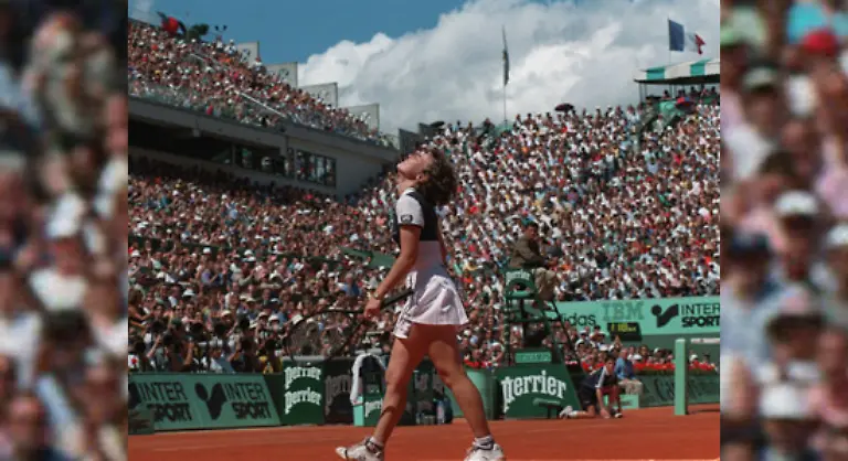 Doch-ihr-Erfolg-ruft-auch-schnell-Neider-auf-den-Plan-Unter-die-Stimmen-die-das-junge-Tenniswunder-feiern-mischen-sich-noergelnde-Toene