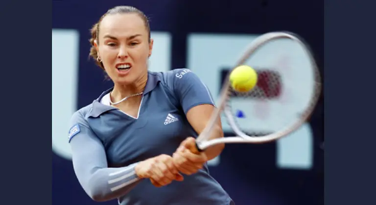 Auf-die-athletische-und-sich-offen-zu-ihrer-Homosexualitaet-bekennende-Australian-Open-Finalgegnerin-Amlie-Mauresmo-abzielend-erklaert-Hingis-bespielsweise-diese-sei-ein-halber-Mann
