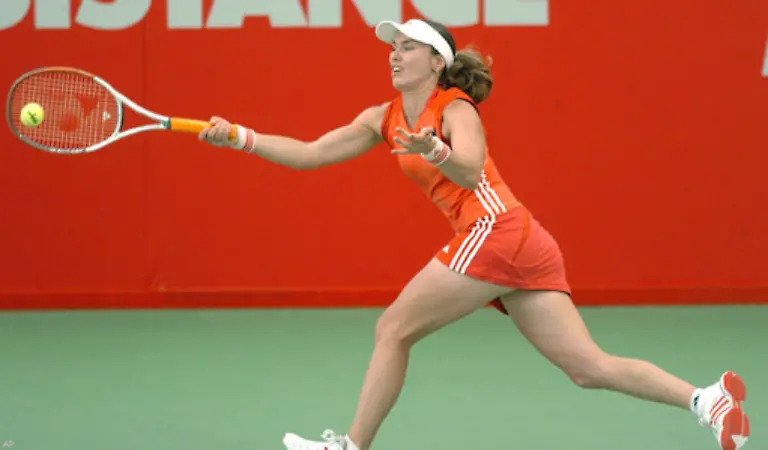 Hingis-beginnt-deutlich-staerker-als-Graf-die-im-ersten-Satz-unsicher-wirkt-Die-Schweizerin-gewinnt-den-ersten-Durchgang-mit-6-4-Im-zweiten-Satz-fuehrt-Hingis-bereits-mit-5-4-und-ist-bei-eigenem-Aufschlag-nur-drei-Punkte-vom-Sieg-entfernt