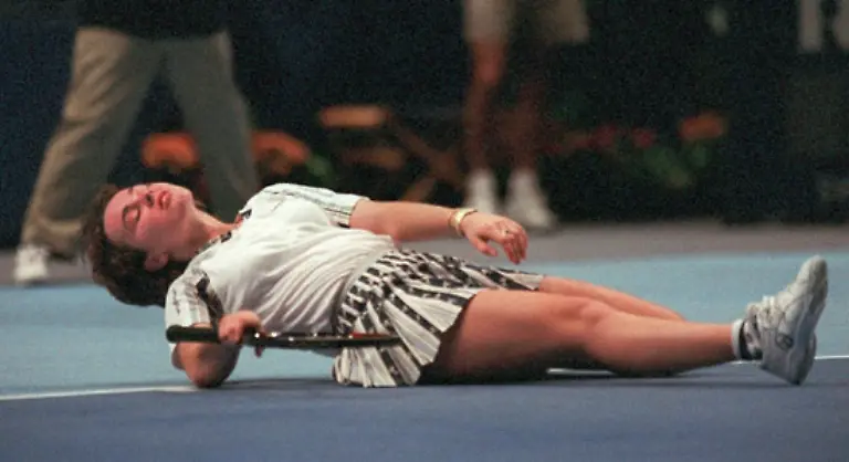 Graf-agiert-unbeeindruckt-holt-sich-direkt-im-Anschluss-die-naechsten-Spiele-und-mit-7-5-den-Satz-Nun-bestimmt-Graf-mit-zunehmendem-Selbstvertrauen-die-Partie