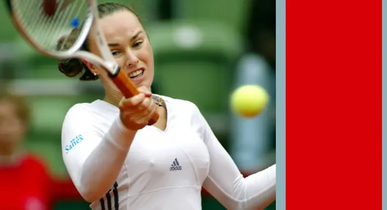 Beim-Stande-von-5-2-versucht-Hingis-die-Deutsche-mit-Aufschlaegen-von-unten-zu-irritieren-Dennoch-verwandelt-Graf-ihren-dritten-Matchball-zum-4-6-7-5-und-6-2