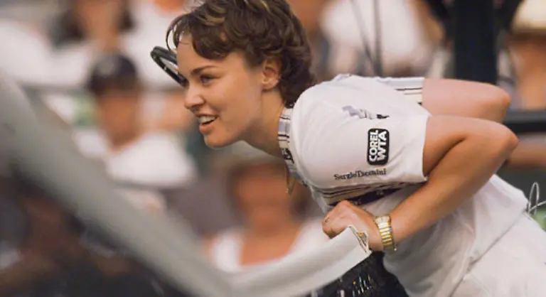 Zunehmend-wird-deutlich-Hingis-kommt-mit-dem-Powertennis-der-neuen-Generation-das-vor-allem-auf-Kraft-und-Schnelligkeit-des-Balls-setzt-nicht-klar